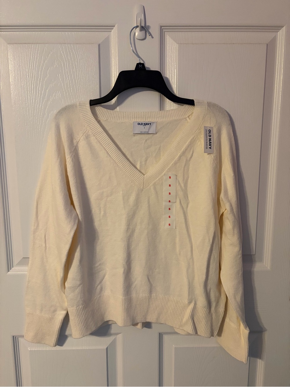 Old Navy Cream V-Neck Pullover Sweater